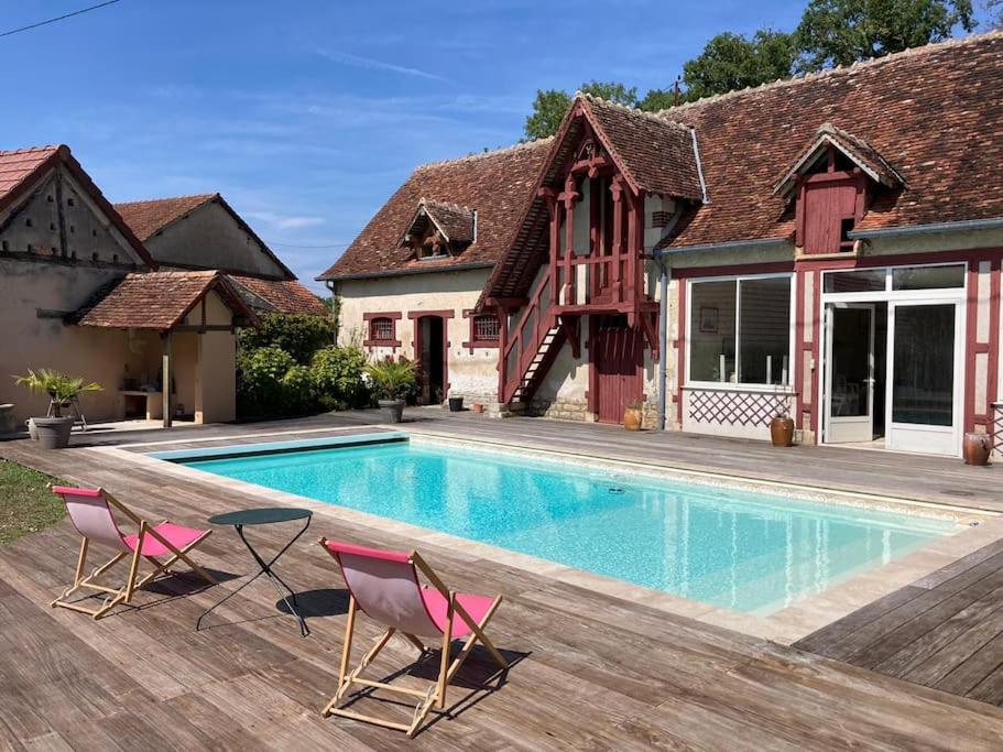 Beau château entre Loire et Bourgogne, 12 chambres 27 personnes - Chambres d'hôtes Saint-Doulchard