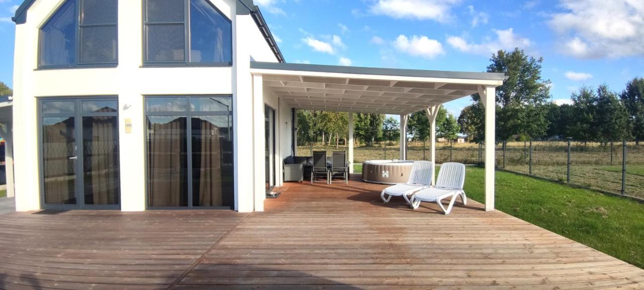 Ferienhaus Sophia 70qm bis 5 Gäste mit Fass-Sauna, Whirlpool April bis Oktober, 75qm Terrasse und eingezäunten Garten