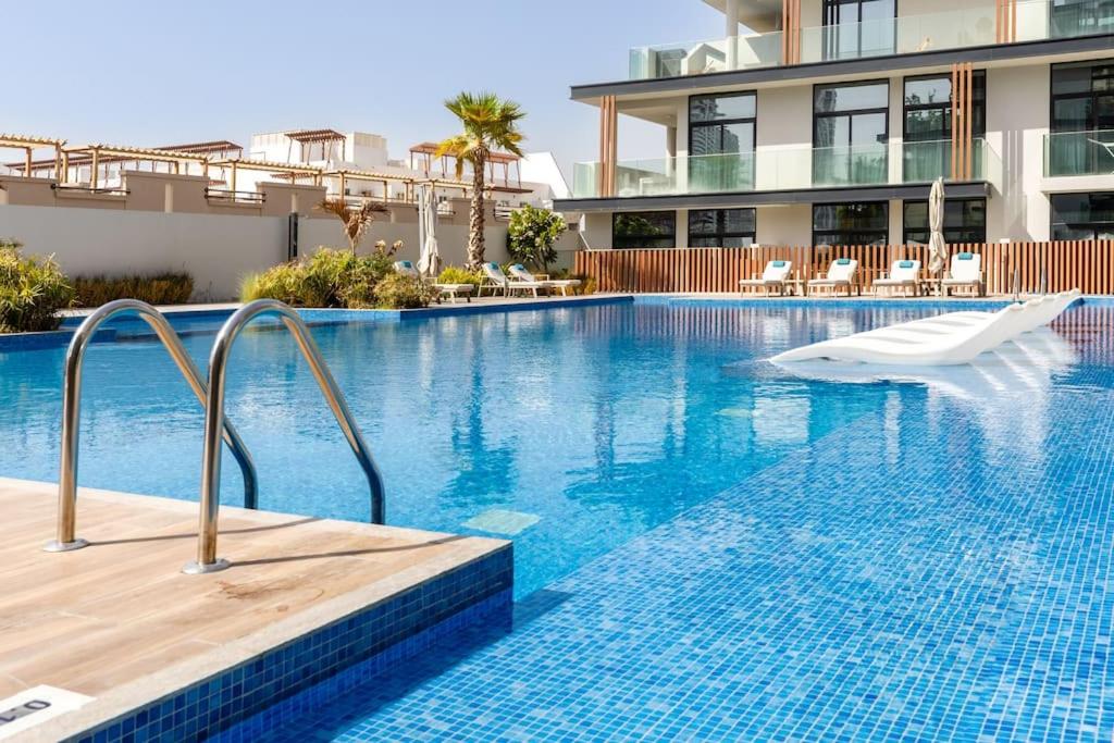 Waves - Comfortable JVC Apt with Balcony and Maids Room - Ferienwohnung Dubai