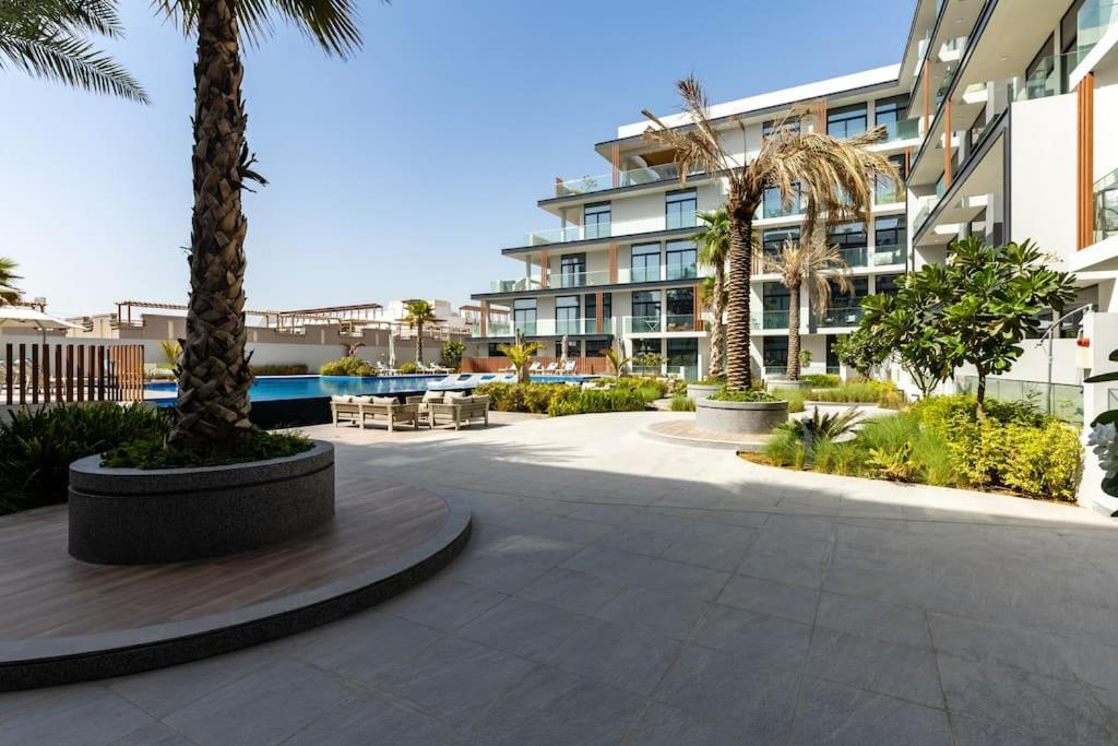 Waves - Comfortable JVC Apt with Balcony and Maids Room - Ferienwohnung Dubai