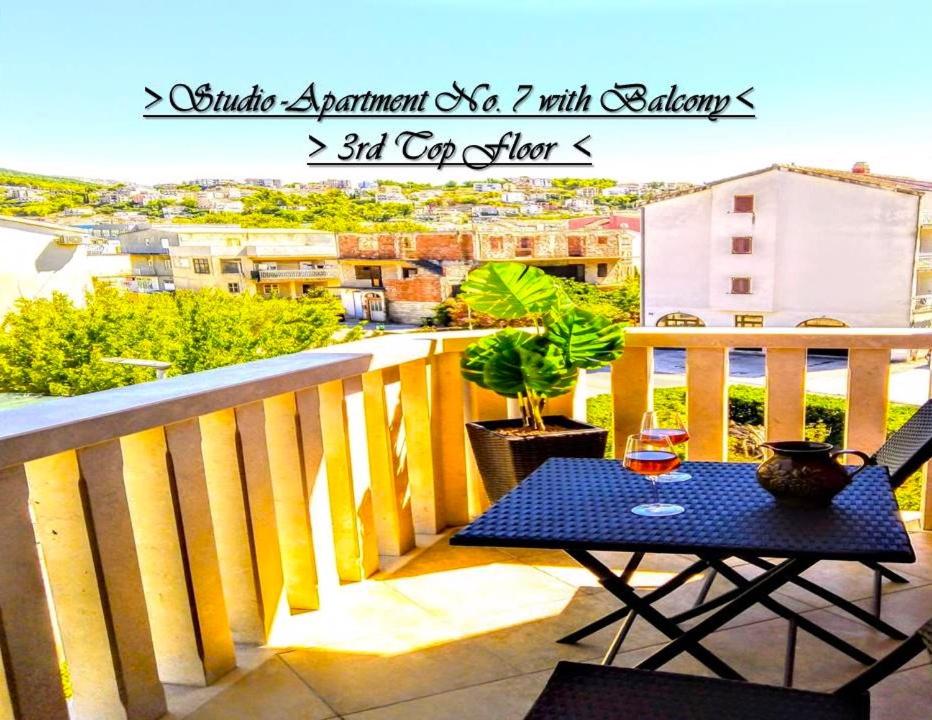 Studio-Apartment mit Balkon