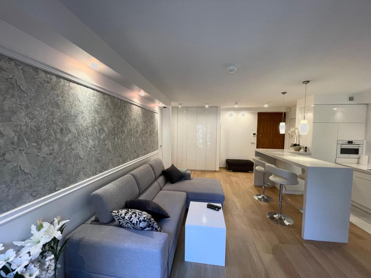 Deluxe One-Bedroom Apartment