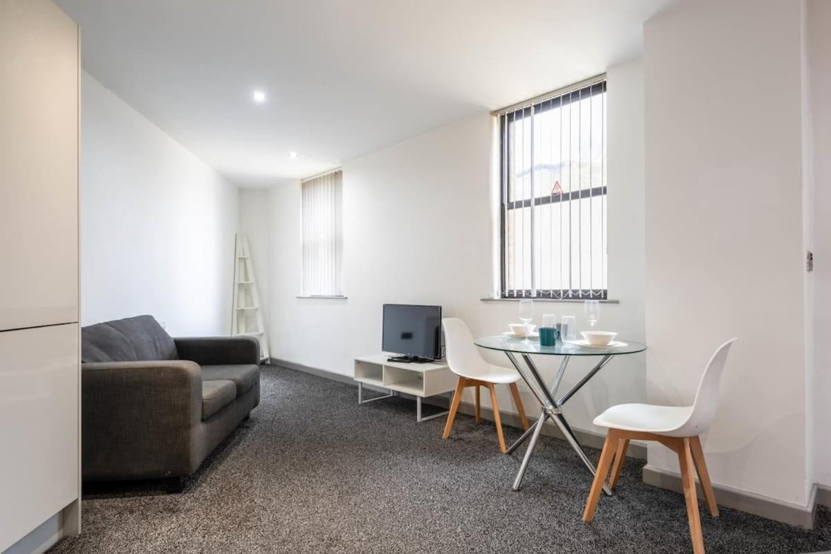 Roomy 1 Bed Budget Flat in Central Halifax - B&B