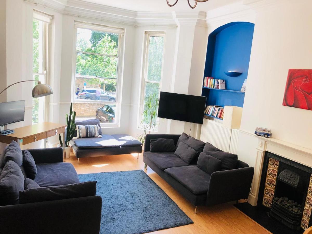 1 Bedroom Flat Sleeps 4 -Free Onsite Parking -WiFi - B&B London
