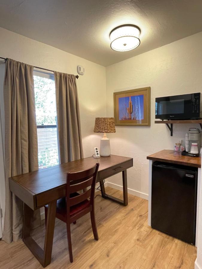Standard Queen Room
