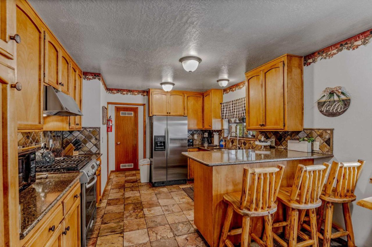 Near Northstar Wooded Retreat with Deck & Loft - B&B Tahoe Vista