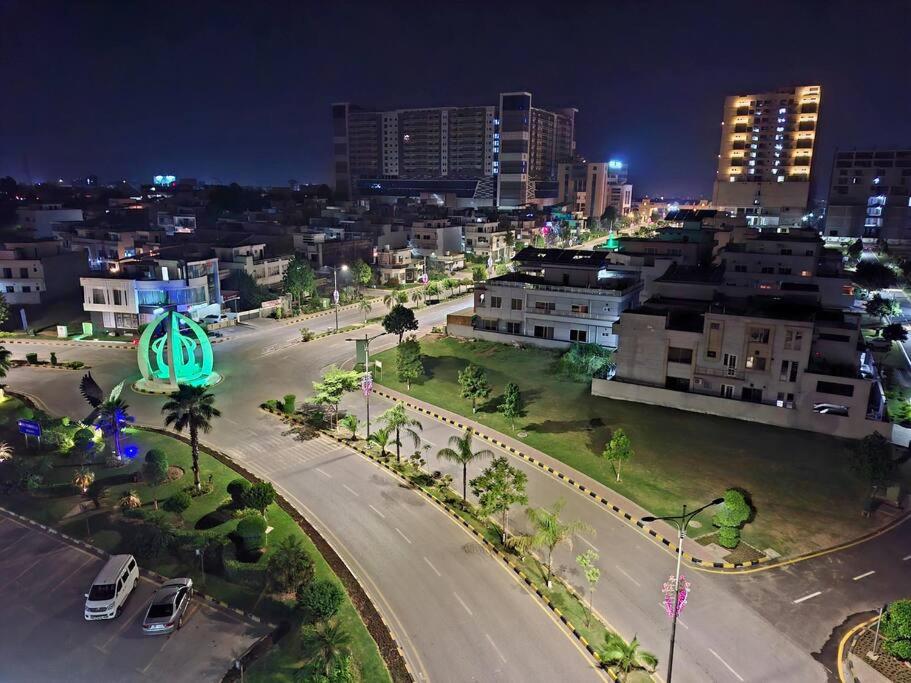 Royal Galaxy Penthouse Islamabad & Family Apartments - Near to Islamabad International Airport & Motorway - B&B