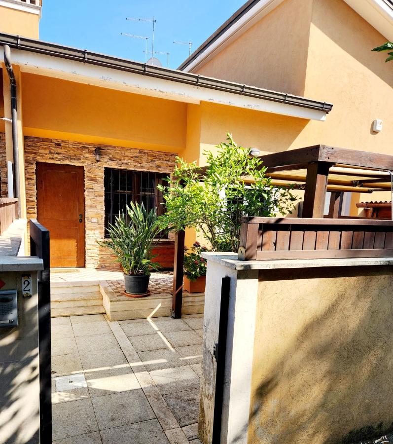 Villetta Alessandra Ostia Antica Rome 10 mins from beach - B&B