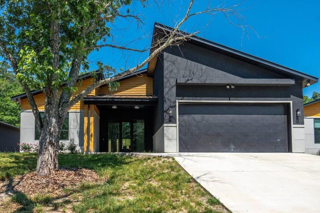 Family Fun House - Pet Friendly! 12 Min to Oaklawn - Chambres d’hôtes
