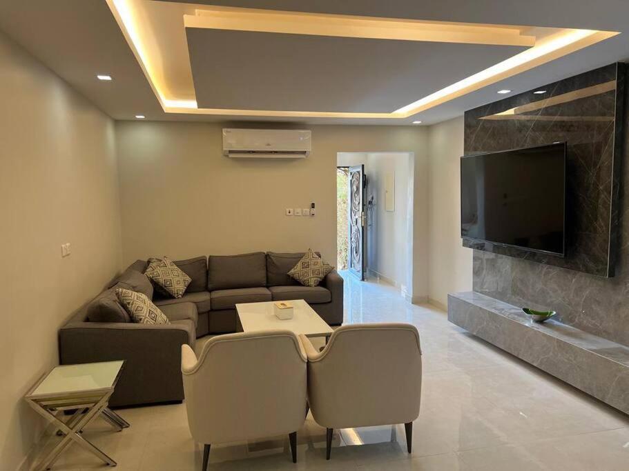 شقة عائلية غرفتين نوم وصالة ومطبخ-Family apartment with two bedrooms, a living room and a kitchen - Chambres d'hôtes Riyad
