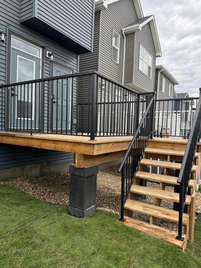 Chic & Cozy 2-BR Suite at Glacier Ridge NW Calgary - Ferienwohnung