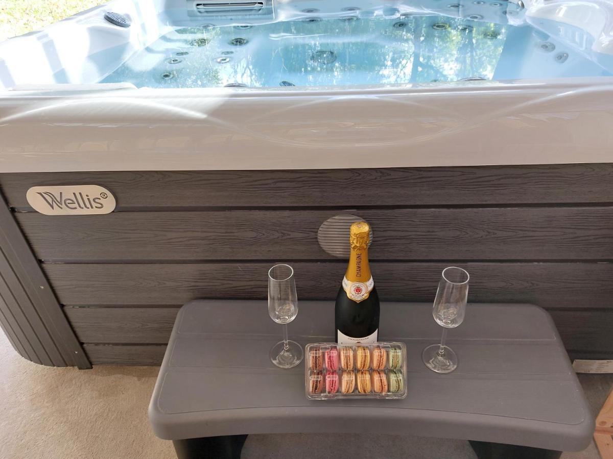 gîtes gorevirat 2 appartements avec jacuzzis et terrasses privatives pour chaque appartement - Chambres d'hôtes Corcelles