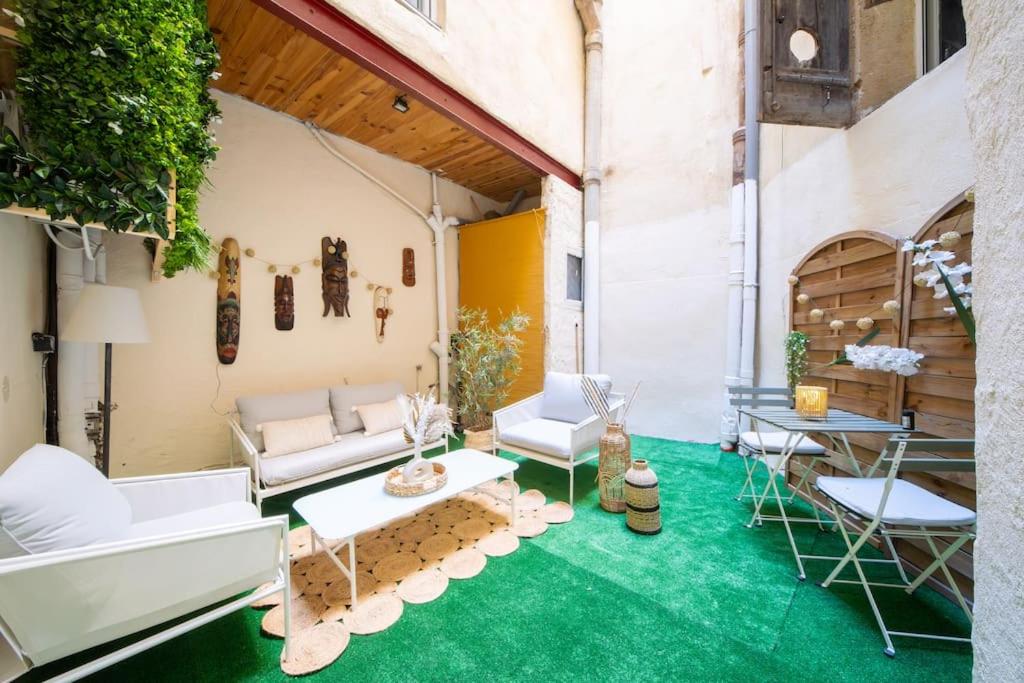 La Suite Eximia avec Patio - Parking Souterrain Inclus - Centre Historique - B&B
