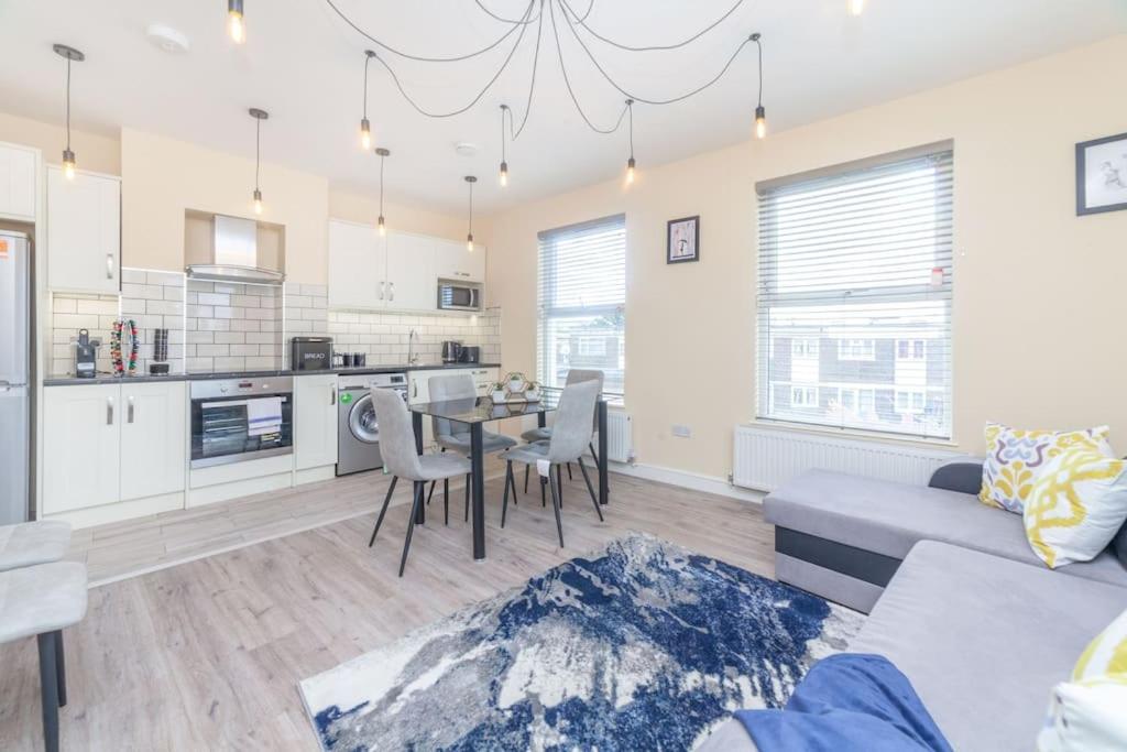 Modern stylish 2 bedroom apartment in East London - B&B