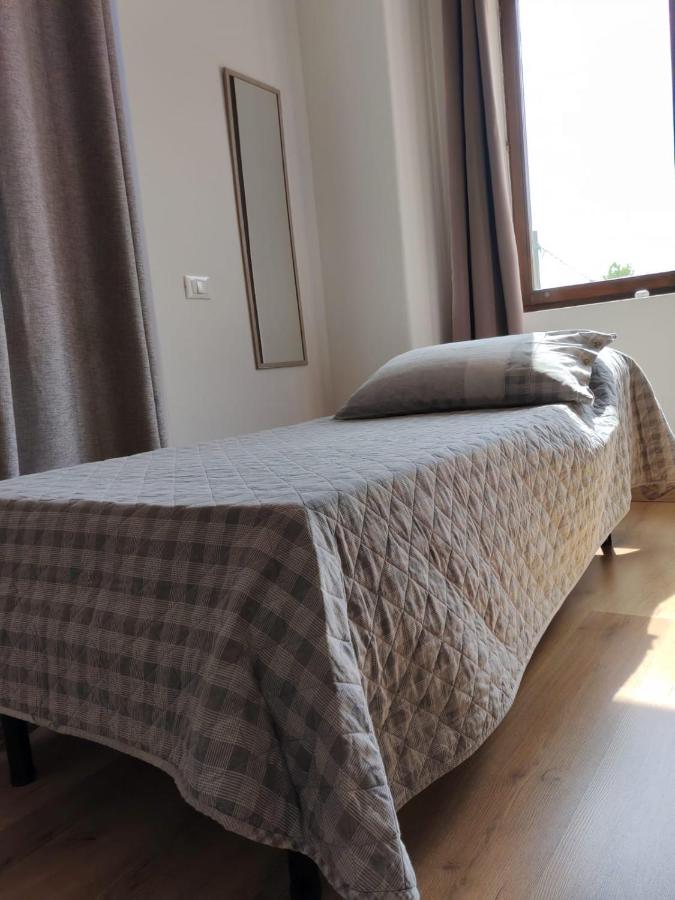 Habitación con cama extragrande y balcón