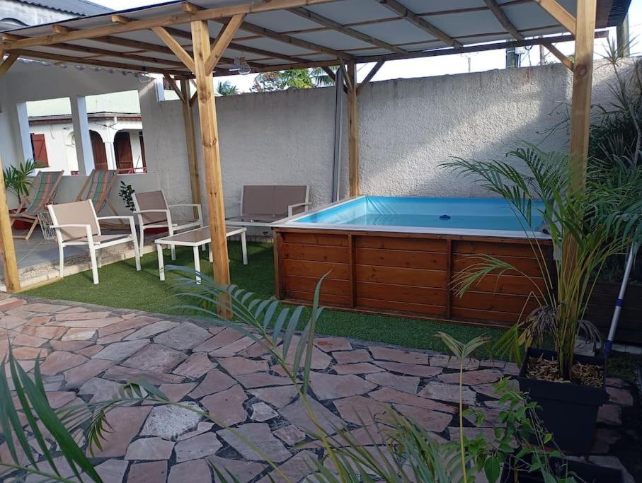 Maison a 8 min de la plage de Sainte Anne - B&B