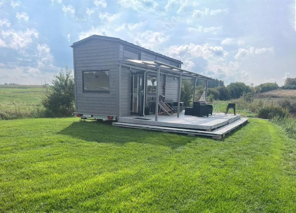 Lakefront Tiny House with WiFi, AC, Heating, all-year accessible - B&B