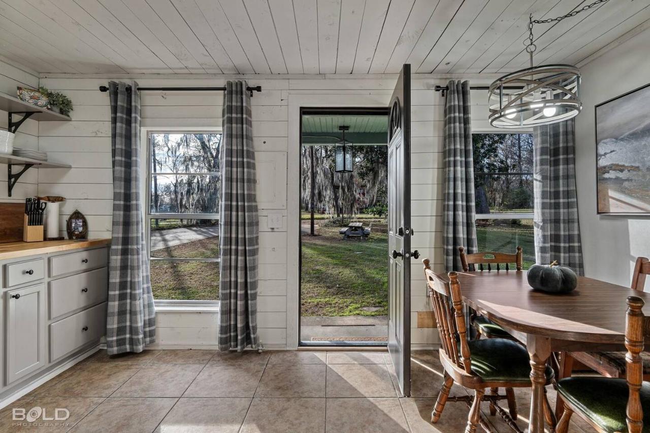 Lakeside Landing- Waterfront Wcanoe & Kayaks - Bed and Breakfast