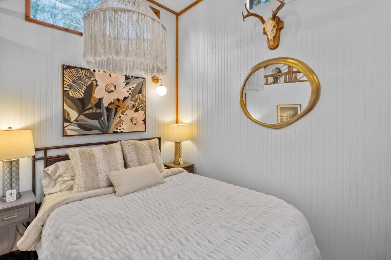 Lakefront Tiny Emerald Wkayaks & Canoes - B&B Shreveport