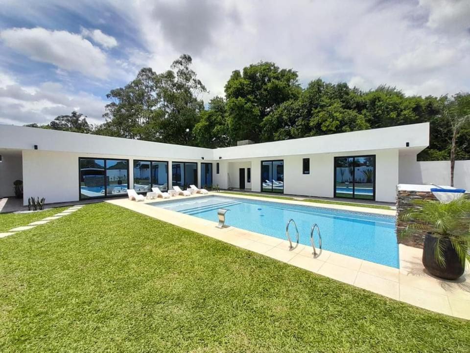 Espectacular Casa Quinta en Riachuelo Cts - Chambres d’hôtes