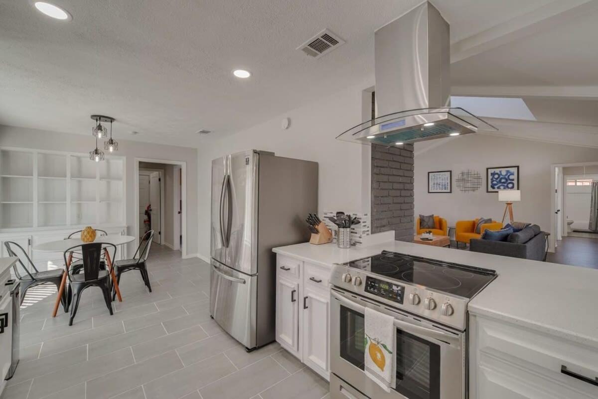 Charming 5BD-3BA in the Heart of Plano -Sleeps 10 - Chambres d'hôtes Plano