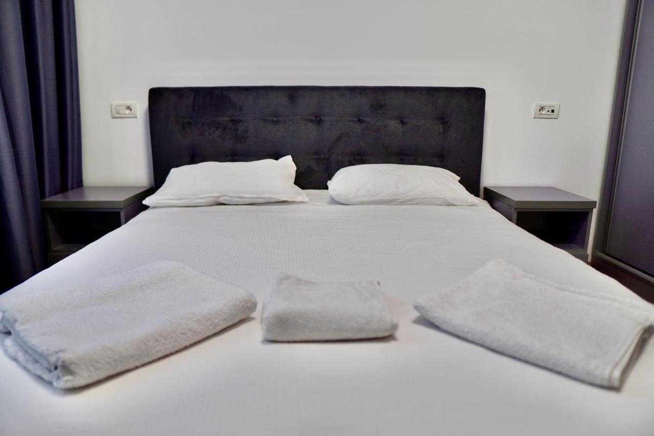 Coresi mall Top city apartments 52 stefan baciu, - B&B