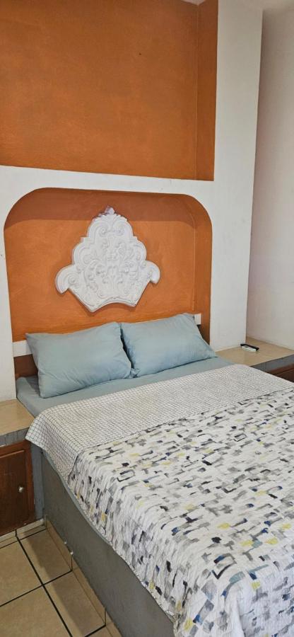 Habitacion Privada Sencilla Zona Dorada Sabalo Mazatlan No contamos con Estacionamiento - B&B Mazatlán