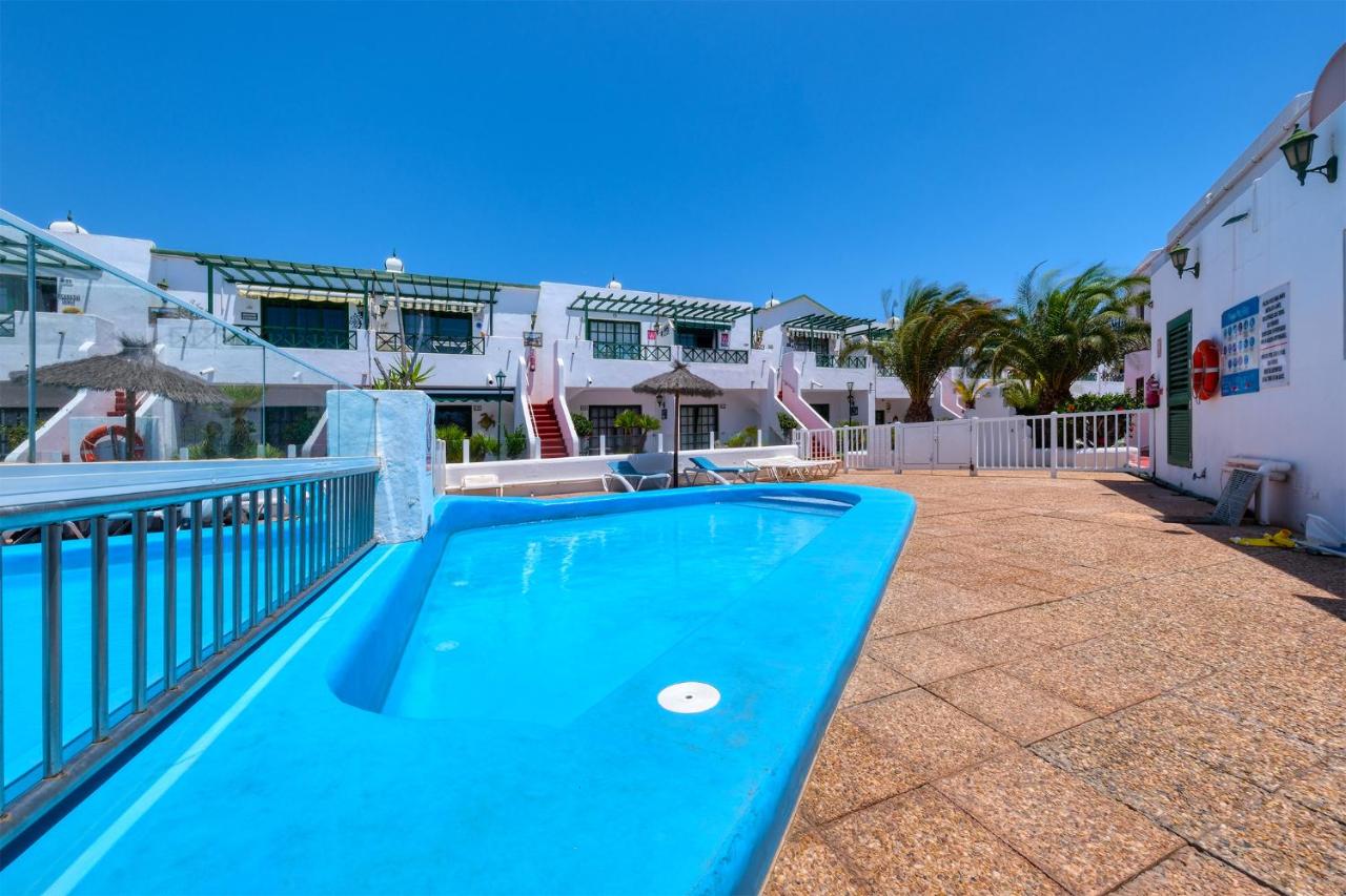 Apartment La Vela Azul - Pool & Tennis - Free AC & Good WIFI - By Lanzarote Vacation Homes - Chambres d'hôtes Puerto del Carmen
