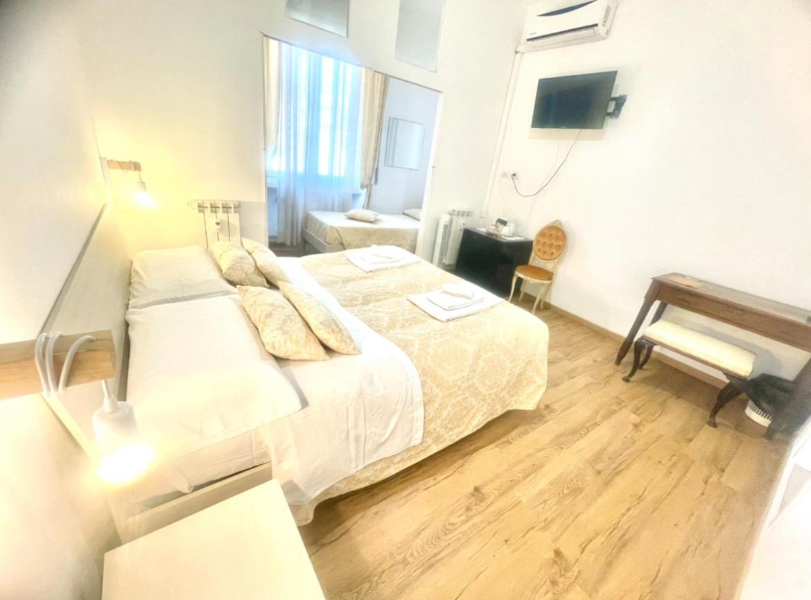 Dreibettzimmer mit Stadtblick