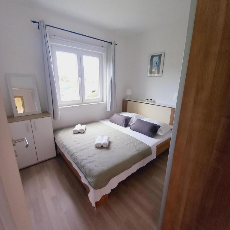 One-Bedroom Apartment with Bay View