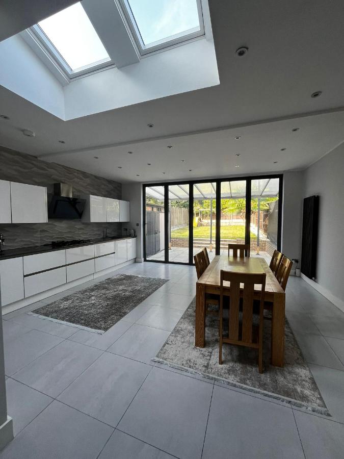 Luxury 5 bedroom house with Private car park in London - B&B