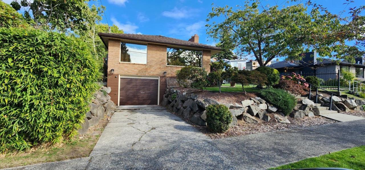 HomeSmart: Cozy Charm Meets High-Tech in Prime Area - B&B