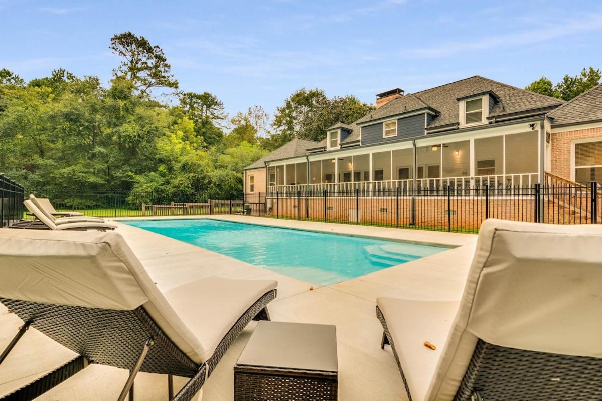 Villa Rose Gated Estate Heated Pool Perfect for Gatherings - Chambres d’hôtes Lithonia