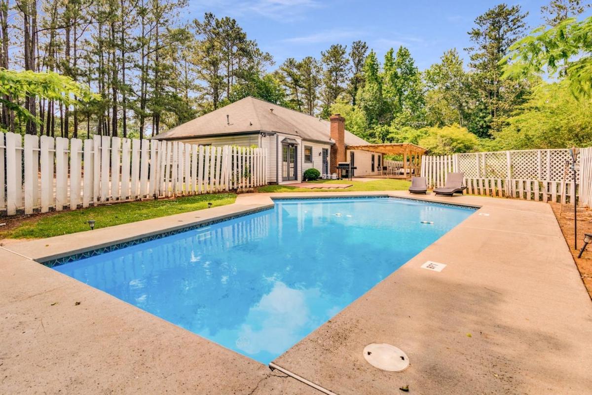 The Poolside 4BR Stylish Luxury Sanctuary - B&B Conyers
