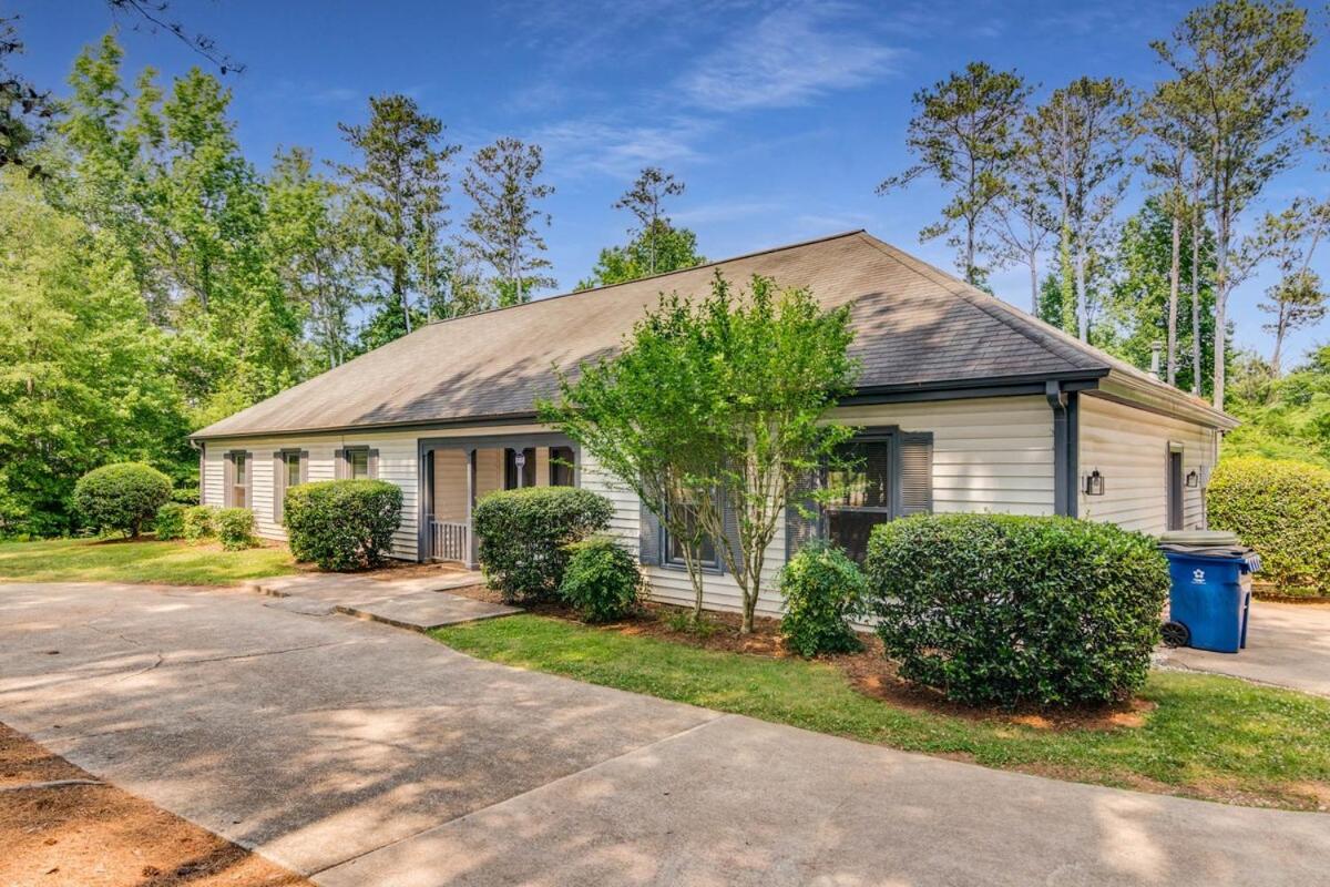 Luxury Poolside 4BR Sanctuary, Sleeps 8 - B&B Conyers