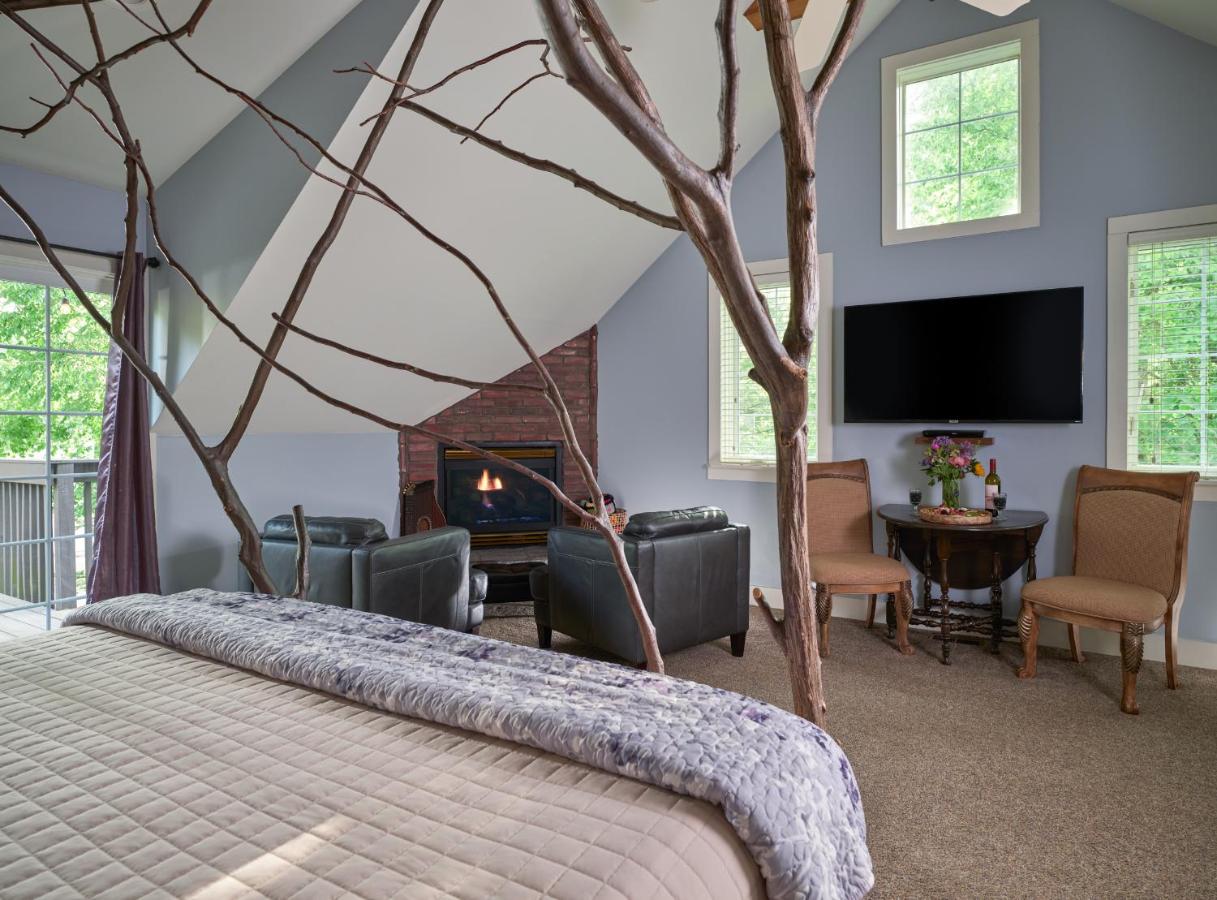 King Room with Balcony and Spa Bath - American Hornbeam
