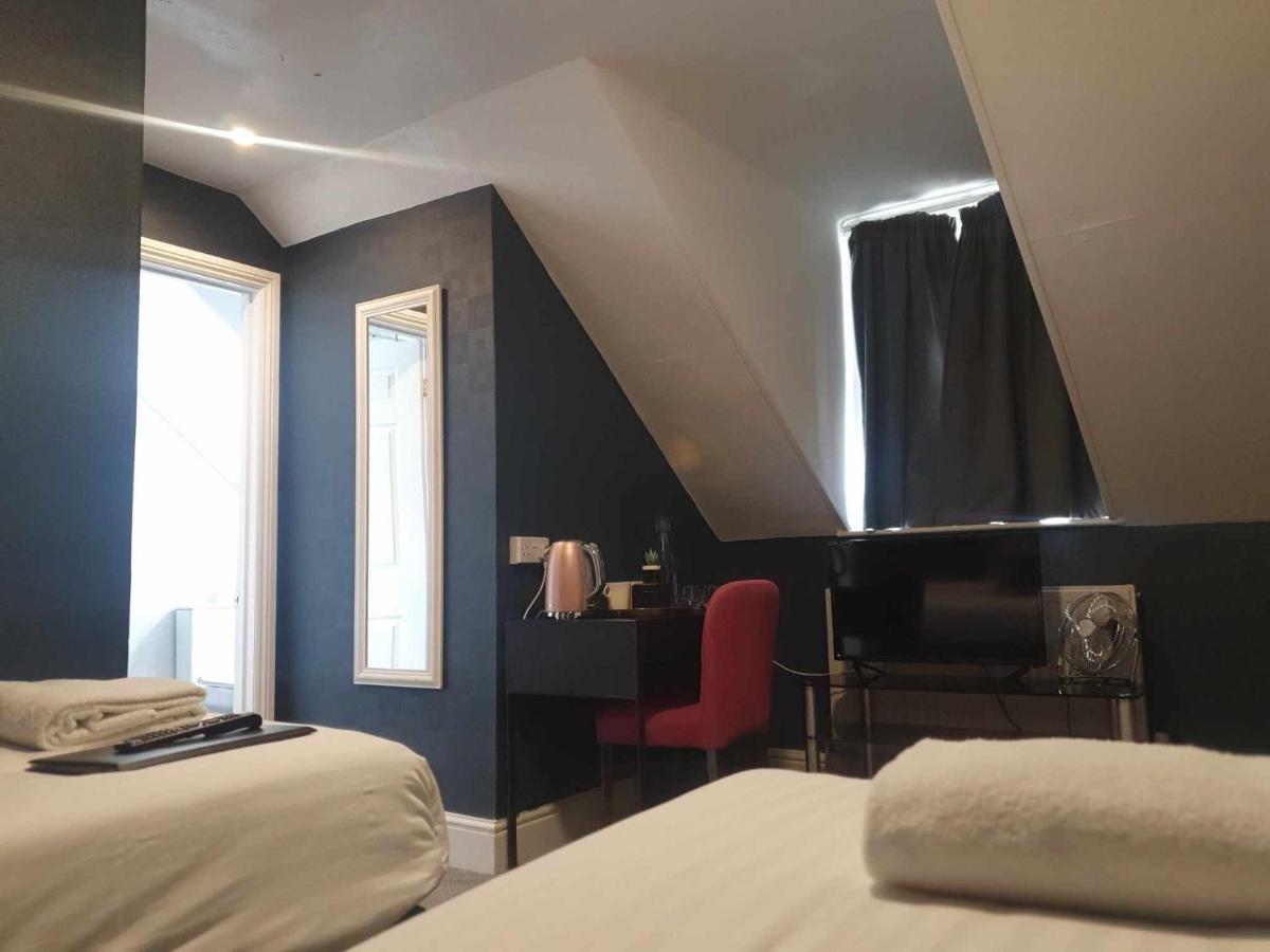 Twin Room with Shower