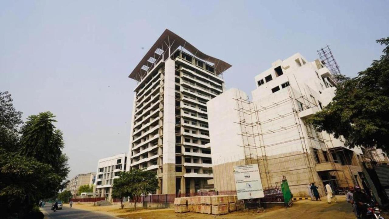 Penta Square Retreat Premier Apartments in DHA Phase 5 Lahore by LMY - B&B