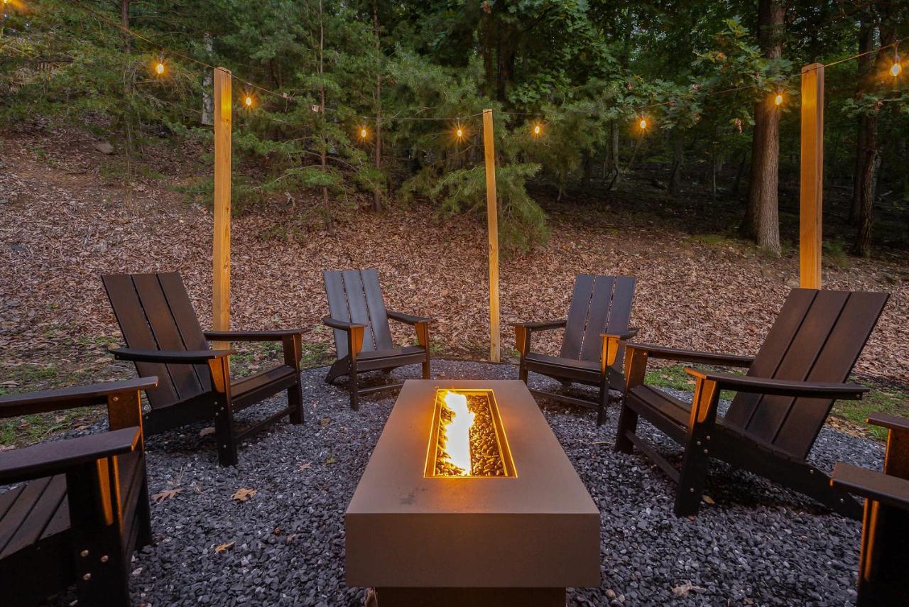 Pool Table Movie Theater Hot Tub Fire Pit - Bed and Breakfast