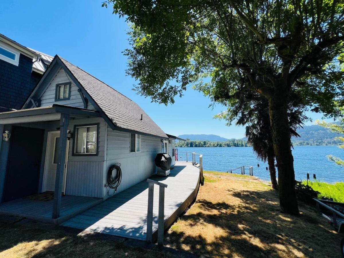 Lake Sammamish Waterfront Cabin - B&B