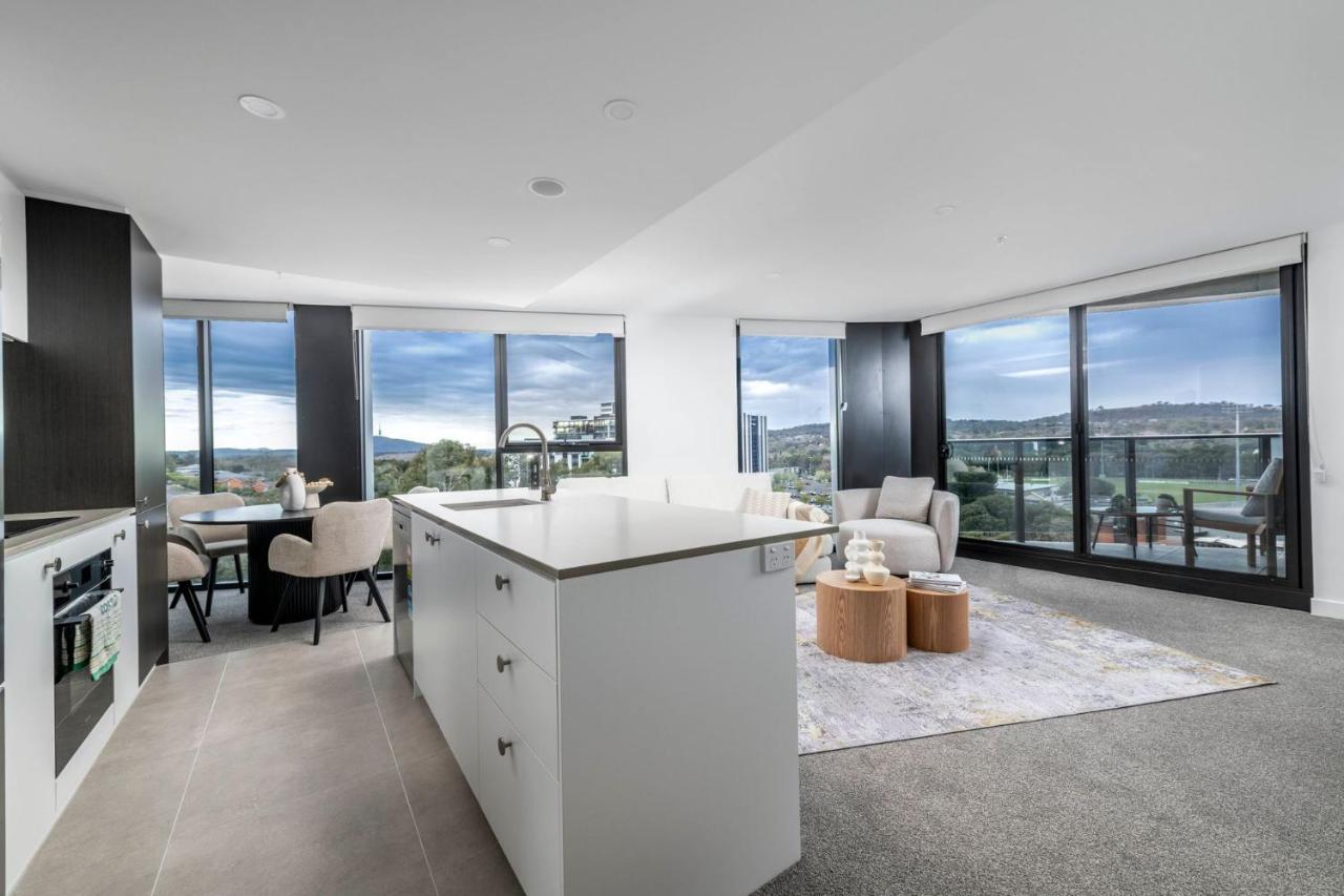 Elegant Retreat with Pool, Gym & Cinema in ACT - B&B Phillip