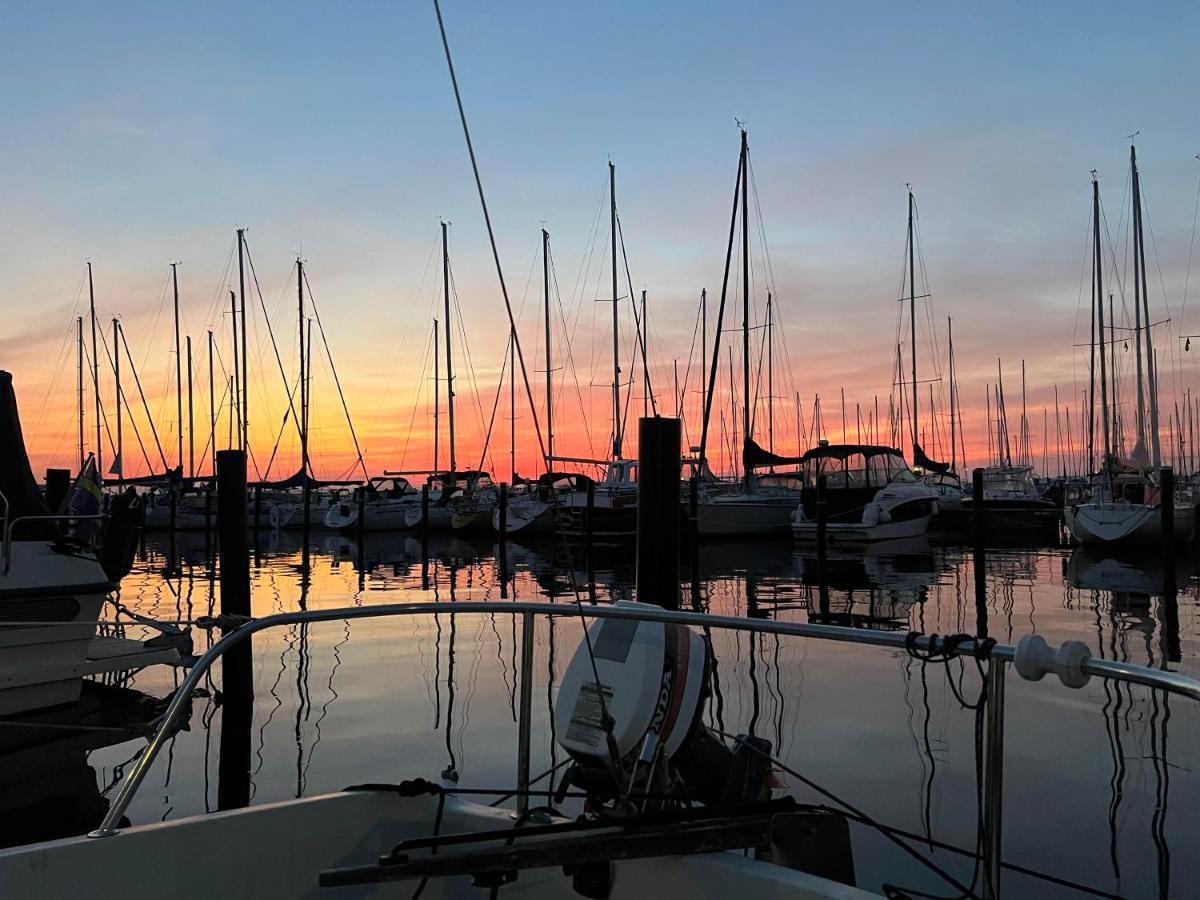 Prova känslan att bo i en båt på havet - B&B
