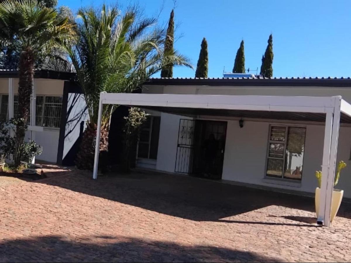 Royal Bafokeng Guest House - B&B Bloemfontein