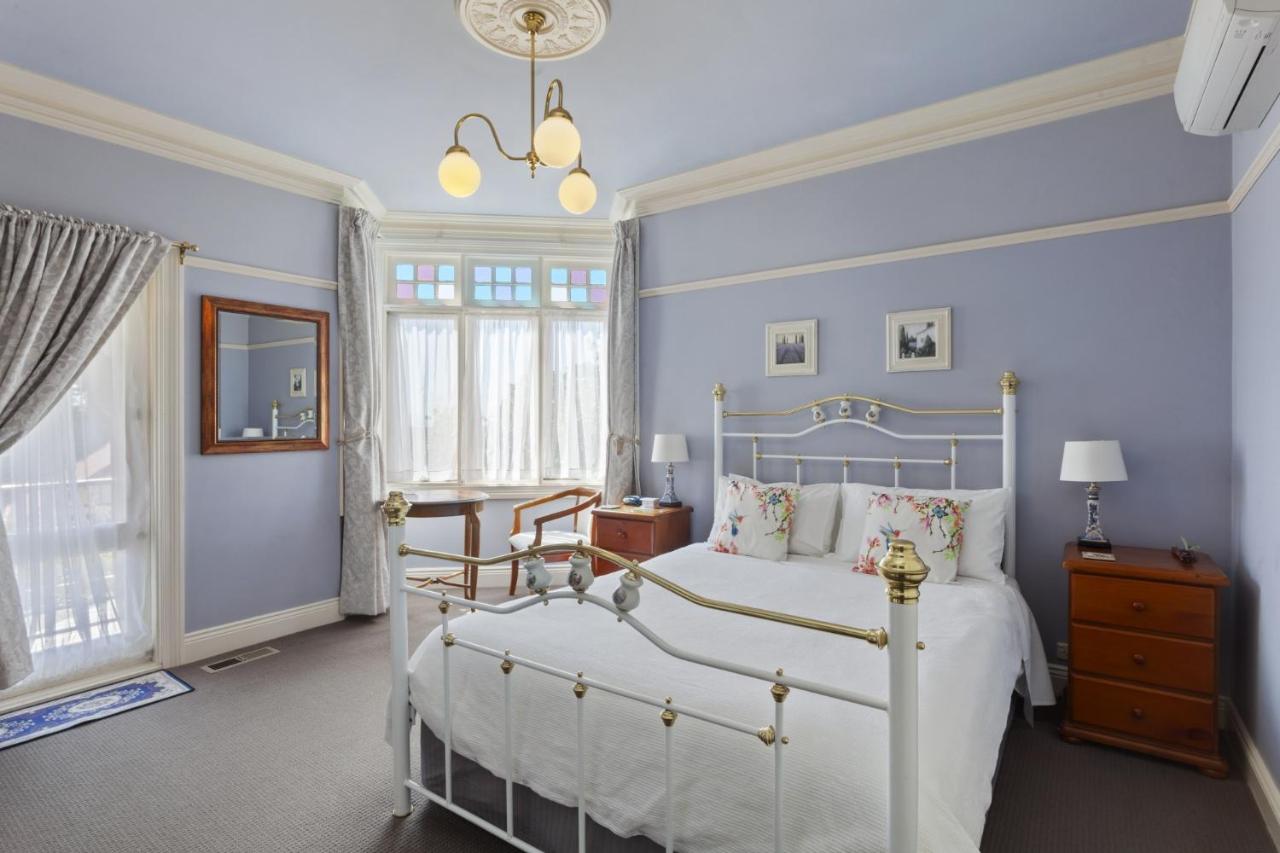 Habitación con cama grande y balcón