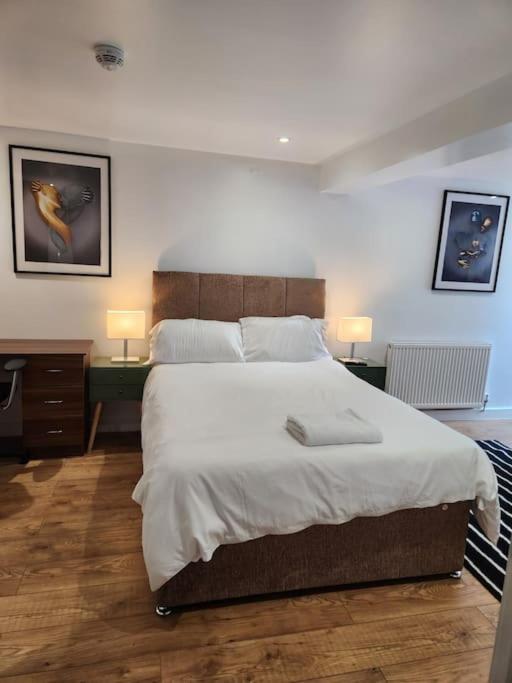 Lovely En-suite Room with private entry, Close to Station - B&B