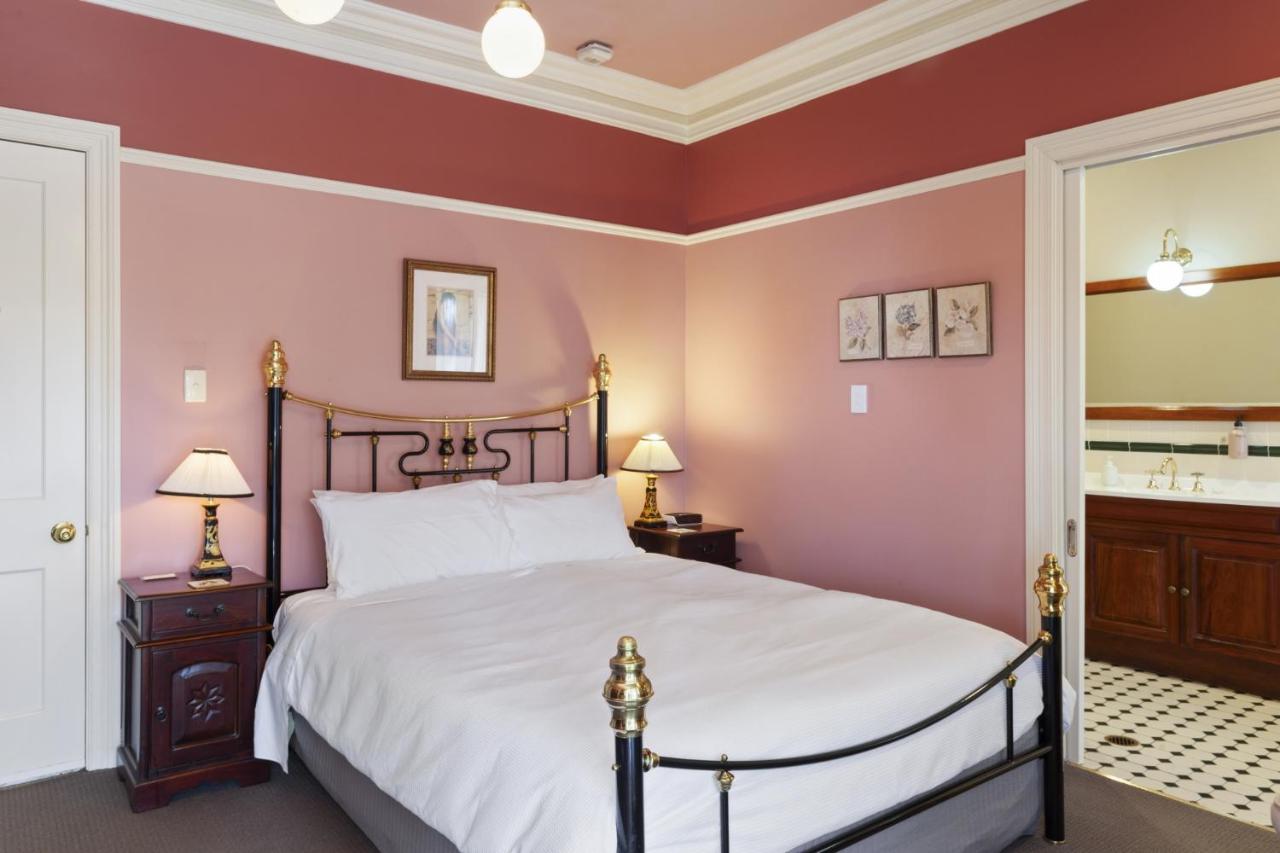 Habitación con cama grande y bañera de hidromasaje