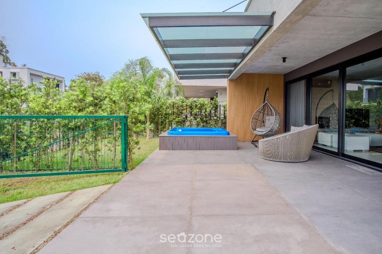 Casa moderna con piscina junto a Surfland ROI009 - B&B Praia do Rosa