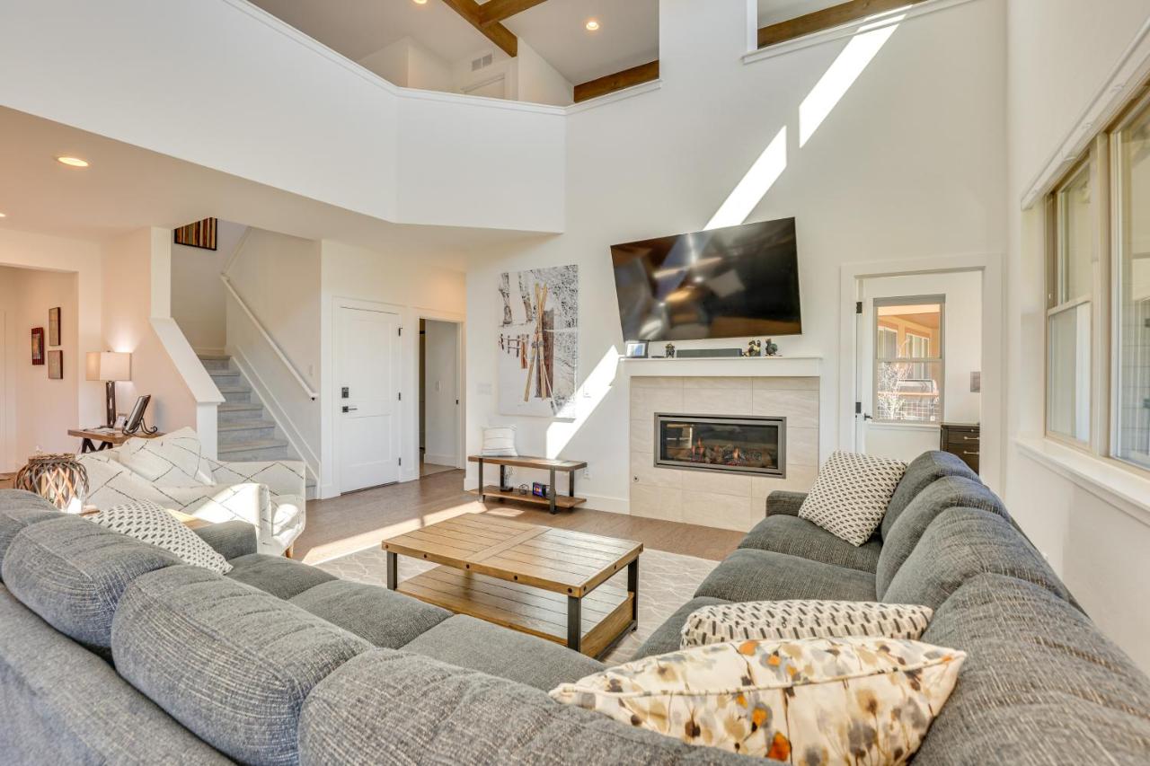 Furnished Deck and Hot Tub Chic Granby Home! - B&B Granby