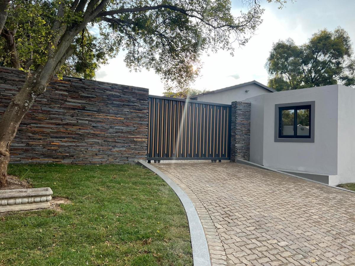 Rivonia Guest House - Bed and Breakfast