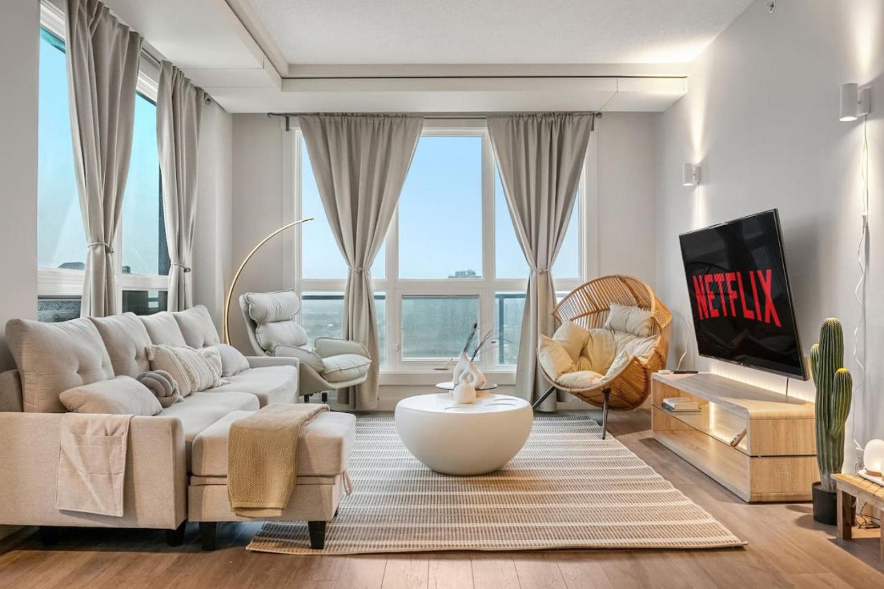 Upscale Penthouse Stay with Mountain & City Views, Free Parking, BBQ Grill, Office Space & More - B&B Calgary